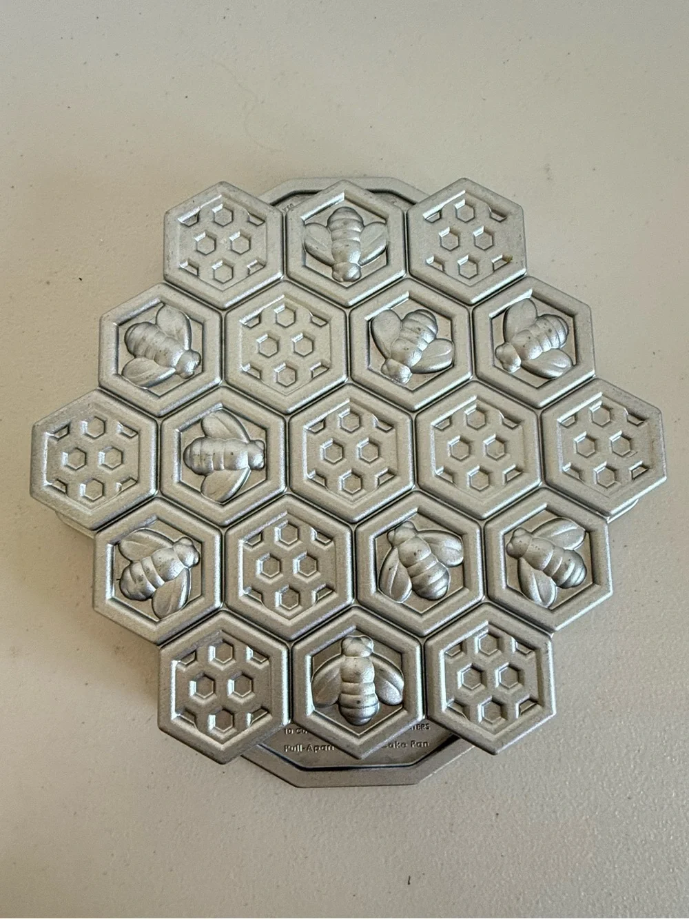 Nordic Ware Honeycomb Pull-Apart Cake Pan Heavy Cast Aluminum Non Stick